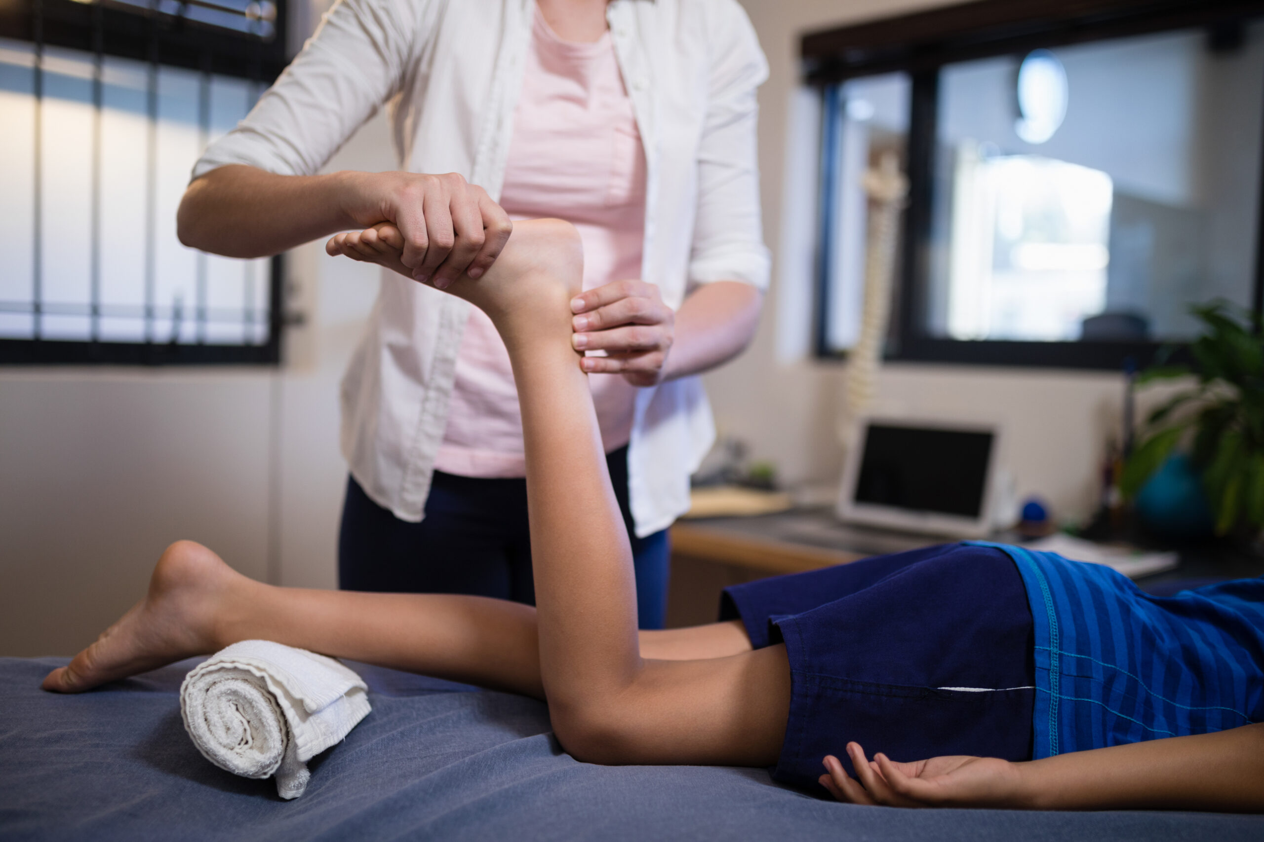 therapist providing leg rehab during sports injuries physiotherapy in mississauga.